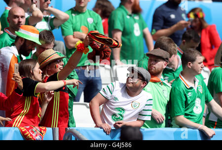 Belgien-Fans feiern auf der Tribüne wie Irland Fans während der UEFA Euro 2016, Gruppe E Spiel im Stade de Bordeaux, niedergeschlagenen erscheinen Bordeaux. Stockfoto