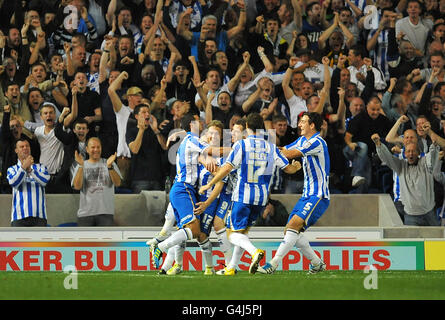 Fußball - npower Football League Championship - Brighton & Hove Albion gegen Crystal Palace - Amex Stadium. Craig Mackail-Smith von Brighton und Hove Albion (zweiter links) feiert das erste Tor Stockfoto