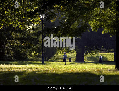 Rudy Mill (links) und Rosie Mill von Clapham spielen in der warmen Abendsonne auf Clapham Common, London. Stockfoto