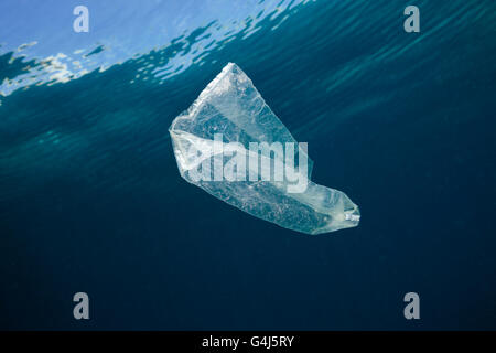 Plastiktüte hilflos im Ozean, Indo Pazifik, Indonesien Stockfoto