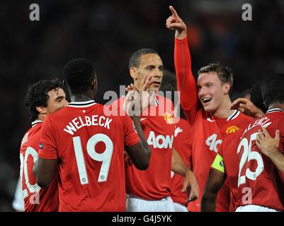 Danny Welbeck von Manchester United (links) feiert den zweiten Platz seiner Mannschaft Tor mit Teamkollegen Stockfoto