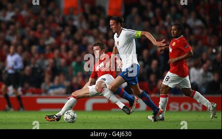 Fußball - UEFA Champions League - Gruppe C - Manchester United / FC Basel - Old Trafford. Michael Carrick von Manchester United (links) und Marco Streller von Basel (rechts) kämpfen um den Ball Stockfoto