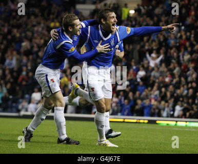 Nikica Jelavic (rechts) der Rangers feiert sein Tor mit Teamkollege Steven Davis (links), nachdem er beim Spiel der Scottish Premier League der Clydesdale Bank im Ibrox Stadium, Glasgow, einen Treffer erzielt hatte. Stockfoto