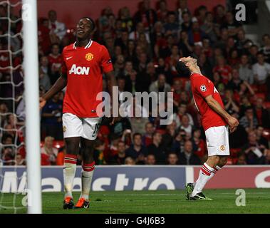 Fußball - UEFA Champions League - Gruppe C - Manchester United / FC Basel - Old Trafford. Danny Welbeck (links) und Ryan Giggs (rechts) von Manchester United stehen nach einem misslungenem Torversuch niedergeschlagen Stockfoto
