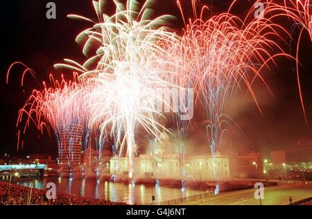 Mehr als 100000 Menschen versammelten sich am Ufer des Liffey in Dublin, Irland, zu einer glitzernden Straßenparty und einem Feuerwerk, das die Feierlichkeiten zum St. Patrick's Day und zu neun Monaten Festlichkeiten, die ins Jahrtausend führten, anstoßen sollte. * die erste offizielle Veranstaltung weltweit, die das Jahr 2000 einläutet. Stockfoto