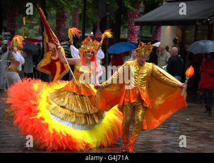 Tänzer im Regen bei Samba Umzug am 26. Helsinki Samba Karneval Stockfoto