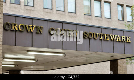 Eine allgemeine Ansicht des Vordereingangs zum Southwark Crown Court in der Battlebridge Lane in Southwark, Süd-London. Stockfoto