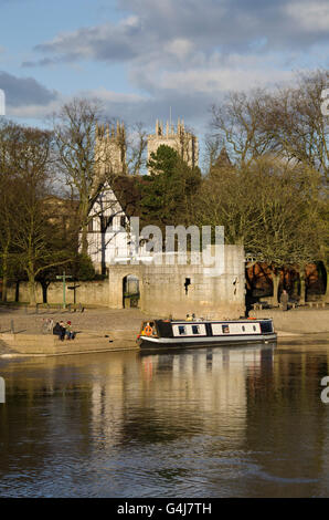 Über die Ouse, Marygate Turm, Hospitium und York Minster - 3 historischen Gebäuden, einer hinter dem anderen - York, Yorkshire, GB. Stockfoto