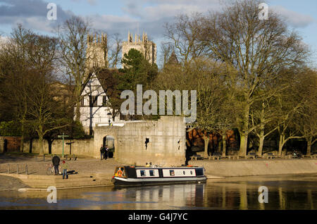 Über die Ouse, Marygate Turm, Hospitium und York Minster - 3 historischen Gebäuden, einer hinter dem anderen - York, Yorkshire, GB. Stockfoto