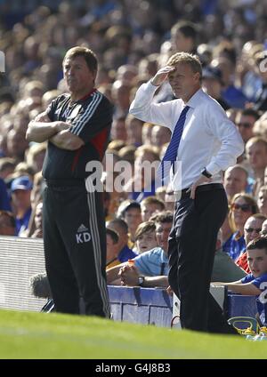 Liverpool-Manager Kenny Dalglish (links) und Everton-Manager David Moyes (rechts) an der Touchline. Stockfoto