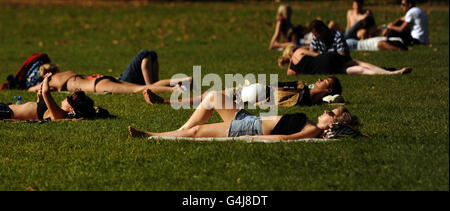 Die Öffentlichkeit genießt das ungewöhnlich warme Wetter am Clapham Common, London, da sich die Hitzewelle in Teilen Großbritanniens bis in die nächste Woche fortsetzen wird, nach einem Wochenende rekordbrechender Temperaturen. Stockfoto