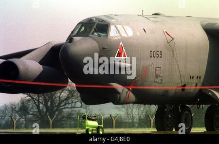 Zwei B 52 Bomber wurden hinter dem Draht bei RAF Fairford gesichert. Nach der Aussetzung der Gespräche zwischen dem jugoslawischen Präsidenten Slobodan Milosevic und dem US-Sondergesandten Richard Holbrooke in Belgrad stehen die NATO-Streitkräfte bereit, um eine mögliche Intervention im Kosovo zu ermöglichen. Stockfoto