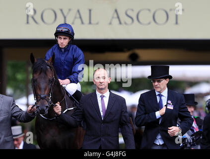 Ryan Moore auf The Happy Prince mit Trainer Aidan O'Brien vor die Wokingham Einsätze tagsüber fünf Royal Ascot 2016 auf dem Ascot Racecourse. Stockfoto