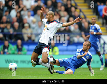 Fußball - Barclays Premier League - Bolton Wanderers gegen Chelsea - Reebok Stadium. Bolton Wanderers' Darren Pratley (links) wird von Chelsea's Raul Meireles angegangen Stockfoto