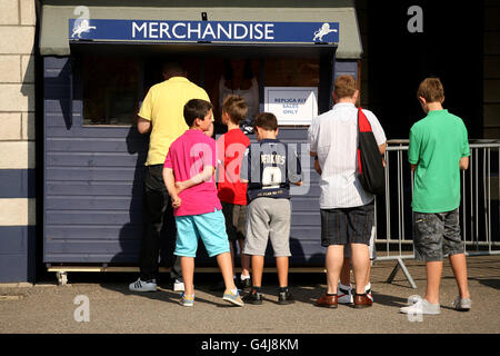 Fußball - Npower Football League Championship - Millwall V Burnley - The Den Stockfoto