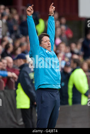 Paulo Sergio, der Manager von Heart of Midlothian, zeigt seinen Spielern während des Spiels der Scottish Premier League der Clydesdale Bank im Tynecastle Stadium in Edinburgh seine Gesten. Stockfoto