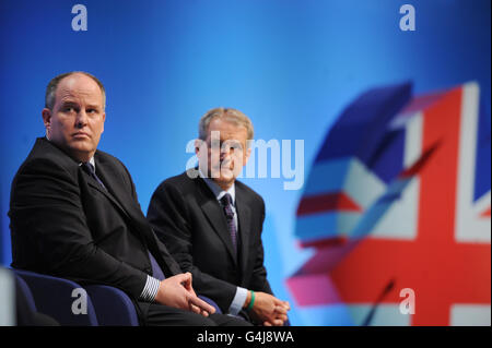 Andrew RT Davies (links), Vorsitzender der walisischen Abgeordneten, und der nordirische Sekretär Owen Patterson nehmen an der ersten Sitzung der Konferenz der Konservativen Partei in Manchester Central, Manchester, Teil. Stockfoto