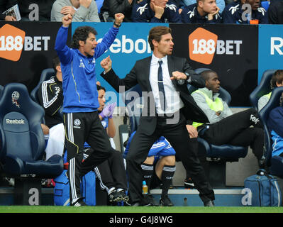 Fußball - Barclays Premier League - Bolton Wanderers gegen Chelsea - Reebok Stadium. Chelseas Manager Andre Villas-Boas feiert, wie sein Team das vierte Tor erzielt Stockfoto