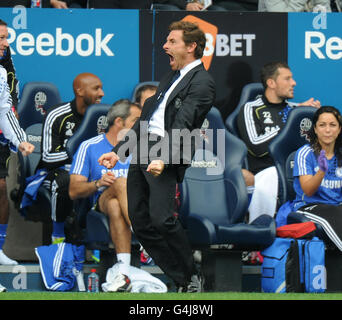 Fußball - Barclays Premier League - Bolton Wanderers gegen Chelsea - Reebok Stadium. Chelseas Manager Andre Villas-Boas feiert, wie sein Team das vierte Tor erzielt Stockfoto