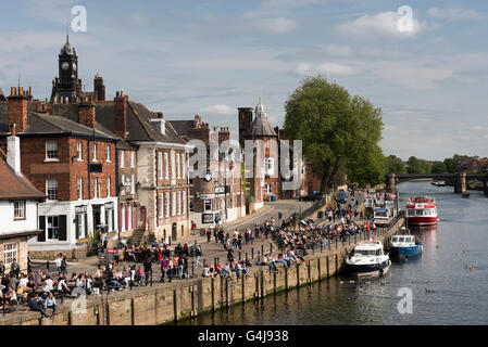 Blick über Fluss Ouse und des Königs königlichen mit Menschen genießen einen Drink am Flussufer Kneipen - York, North Yorkshire, England. Stockfoto