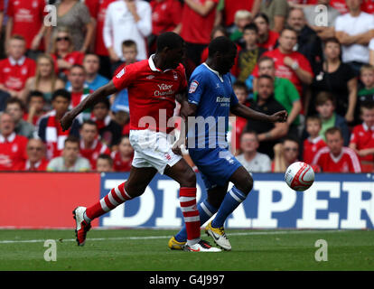 Fußball - npower Football League Championship - Nottingham Forest / Birmingham City - City Ground. Guy Moussi von Nottingham Forest kämpft mit Morgaro Gomis von Birmingham um den Ballbesitz Stockfoto