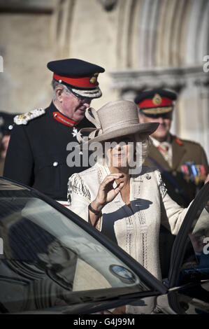 Die Herzogin von Cornwall verlässt die Salisbury Cathedral nach der DecAid Light for Life Zeremonie, um Geld für Dienstfamilien zu sammeln. Stockfoto