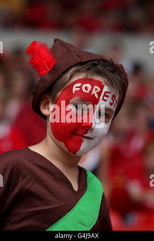 Ein junger Nottingham Forest Fan mit seinem Gesicht bemalt und Vor dem Start ein Kostümoutfit von Robin Hood tragen Des Spiels Stockfoto