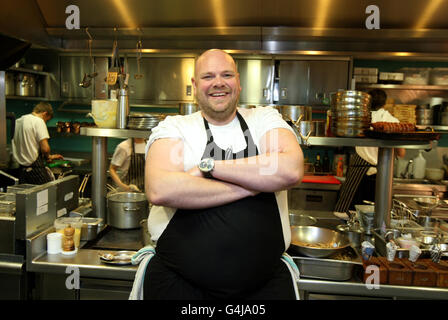 Tom Kerridge, der The Hand and Flowers in Marlow, Buckinghamshire, mit seiner Frau Beth Kerridge besitzt, die als erste britische Kneipe zwei Michelin-Sterne erhalten hat. Stockfoto