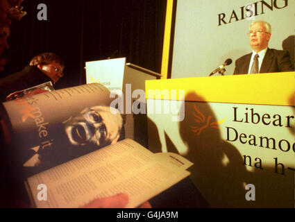 Jim Wallace, der Vorsitzende der schottischen Liberaldemokraten, spricht auf einer Pressekonferenz in Edinburgh über den Start des Wahlprogramms der schottischen Liberaldemokraten für das schottische parlament. Stockfoto