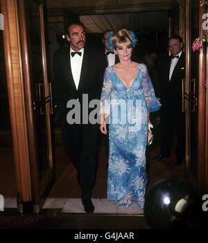 Sean Connery, der James Bond in "You Only Live Twice" spielt, kommt mit seiner Frau, der Schauspielerin Diane Cilento, zur Premiere des Films im Odeon am Leicester Square an. Stockfoto