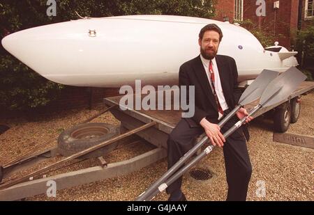 Andrew Halsey startet seinen Versuch, 7,000 Meilen von Westamerika an die Ostküste Australiens zu rudern, bei der Royal Geographical Society in London. Andrew, ein Epilepsiekranke, macht seine Trans-Pacific Solo Row 1999, in der 8.5 Meter (27' 10') Brittany Rose. * Abfahrt aus San Diego, Kalifornien, Mitte Mai Ankunft in Sydney, Australien, acht Monate später. Im Jahr 1997 wurde die erste behinderte Person, die rudern unassistiert über den Atlantik. 24/03/2000: Andrew Halsey ist immer noch allein auf See und sucht die Anerkennung, die er hofft, wird ihn mit seiner Tochter wieder zu vereinen. Der 42-Jährige aus Camden, Nord Stockfoto