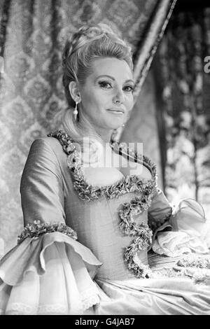 Diane Cilento, Ehefrau von Sean Connery, in der 'Rogues' Gallery', einer Drama-Serie von Granada Television. Sie spielt die Rolle von Sarah Bellasize. Stockfoto