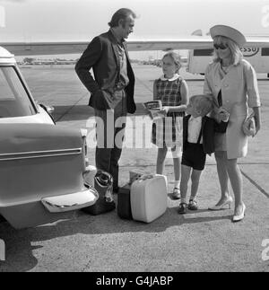 Schauspieler Sean Connery mit seiner Schauspielerin Frau Diane Cilento und ihren Kindern Gigi im Alter von 9 Jahren und Jason im Alter von 4 Jahren, bevor er nach Nizza, Frankreich, flog. Stockfoto