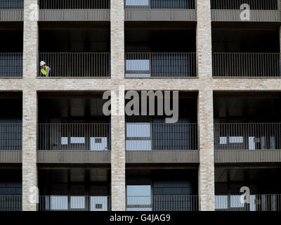 Ein Alleinarbeiter auf einer riesigen Baustelle Stockfoto