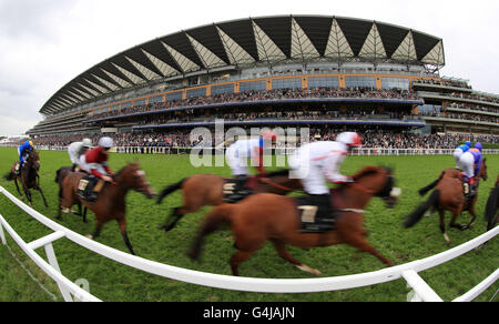 Läufer gehen vorbei an den Tribünen in der Queen Alexandra Stakes tagsüber fünf Royal Ascot 2016 auf dem Ascot Racecourse. Stockfoto