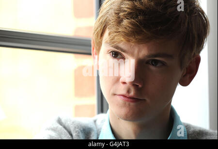 Thomas Sangster, der die Stimme von Ferb in Disney's Phineas und Ferb spielt, im Soho Hotel in London. Stockfoto