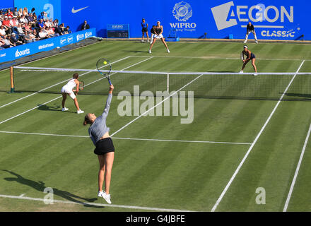 Great Britain Heather Watson (hinten rechts) und Naomi Broady (hinten links) in Doppel-Aktion gegen die Tschechische Republik Karolina Pliskova (dienen) und Barbora Strycova tagsüber sechs des 2016 AEGON Classic in der Priorei Edgbaston, Birmingham. Stockfoto