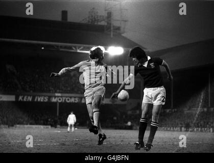 PA NEWS PHOTO 28/3/1975 BILLY BREMNER KAPITÄN VON LEEDS UNITED UND GEORGE BURLEY VON IPSWICH STADT WÄHREND DES F.A.CUP 6. RUNDE 3. WIEDERHOLUNG IN DER FILBERT STRASSE, LEICESTER.IPSWICH GEWANN. Stockfoto