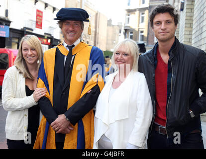 Der Sender Richard Madeley (2. Links), mit (links - rechts) seiner Tochter Chloe, seiner Frau Judy Finnigan und seinem Sohn Jack, nachdem der Sender von der Anglia Ruskin University in Cambridge, Cambridgeshire, einen Ehrendoktortitel erhalten hatte. Stockfoto