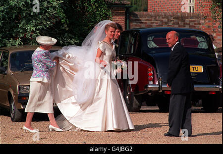 Lady Helen Windsor und ihr Ehemann Tim Taylor kehren zu ihrem Familienhaus in Nettlebed, Oxfordshire, für ihren Hochzeitsempfang zurück. Stockfoto