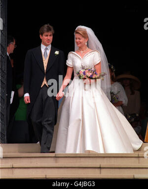 Lady Helen Windsor, Tochter des Herzogs und der Herzogin von Kent, und ihr Ehemann Tim Taylor verlassen nach ihrer Hochzeitszeremonie die St. George's Chapel in Windsor Castle. Stockfoto