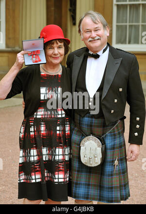 Die Autorin und Dramatikerin Julia Donaldson mit ihrem Mann Malcolm, nachdem sie während einer Investiturzeremonie im Buckingham Palace, London, einen MBE für Verdienste um Literatur von Königin Elizabeth II. Erhalten hatte. Stockfoto