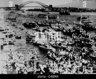 Hunderte kleiner Schiffe aller Art packen den Hafen von Sydney, um als schwimmende Tribünen für die Ankunft der Queen und des Duke of Edinburgh an Bord des Liners Gothic zu fungieren. Stockfoto