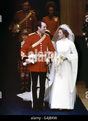 Prinzessin Anne und Kapitän Mark Phillips verlassen nach ihrer Hochzeitszeremonie die Westtür der Westminster Abbey in London. Stockfoto