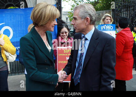 Der Generalsekretär der irischen Krankenschwestern- und Hebammenorganisation (INMO), Liam Doran (rechts), trifft die Präsidentschaftskandidatin Mary Davis, als Protest gegen die Überbelegung in der Notaufnahme im Mid Western Regional Hospital, Limerick, vor dem Leinster House Dublin. Stockfoto