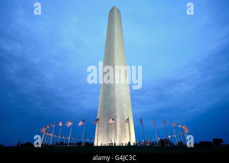 Washington Memorial und amerikanische Flaggen, Washington, District Of Columbia, USA Stockfoto