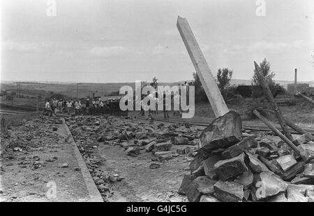 Geschärfte, etwa zehn Meter lange, in die Straße eingebettete Pfähle, um Polizeipferde abzuschrecken, als die Polizei der Anti-Riot-Truppe gegen die Orgreave-Koksfabrik in Yorkshire kämpfte. Stockfoto