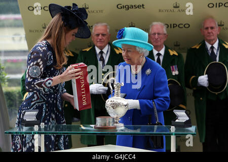 Prinzessin Beatrice (links) präsentiert Königin Elizabeth II. mit einer Flasche Champagner, nachdem ihr Pferd Dartmouth, geritten von Olivier Peslier, die Hardwicke Einsätze tagsüber fünf der Royal Ascot-2016 auf dem Ascot Racecourse gewonnen. Stockfoto