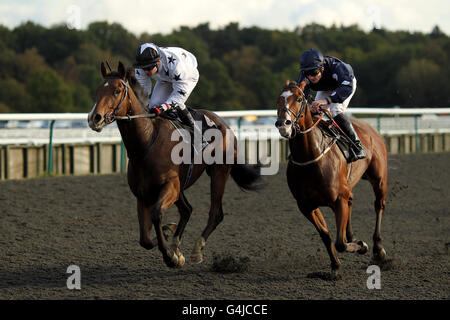 George Guru unter Jockey Mark Coumbe (links) führt Focail an Eile geritten von Jockey Frederik Tylicki (rechts), um die zu gewinnen Citipost Direktvertrieb Handicap Stakes auf der Rennbahn Lingfield Park Stockfoto