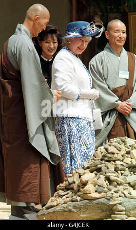 Ihre Majestät die Königin besucht den buddhistischen Tempel von Bongjong bei einem Besuch in Andong in Südkorea, wo sie vom Chefmönch ehrwürdigen Moon-in und dem Regiemönch ehrwürdigen Sung-Mook umrundet wurde. Stockfoto